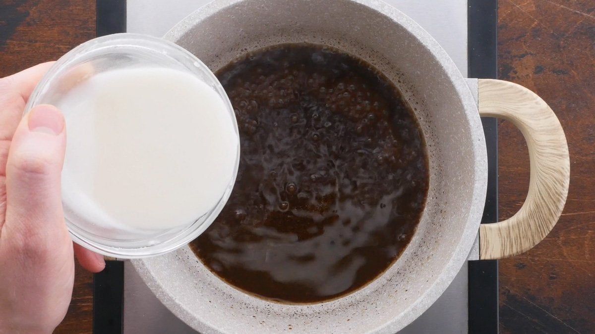 A bowl of turkey gravy being made.
