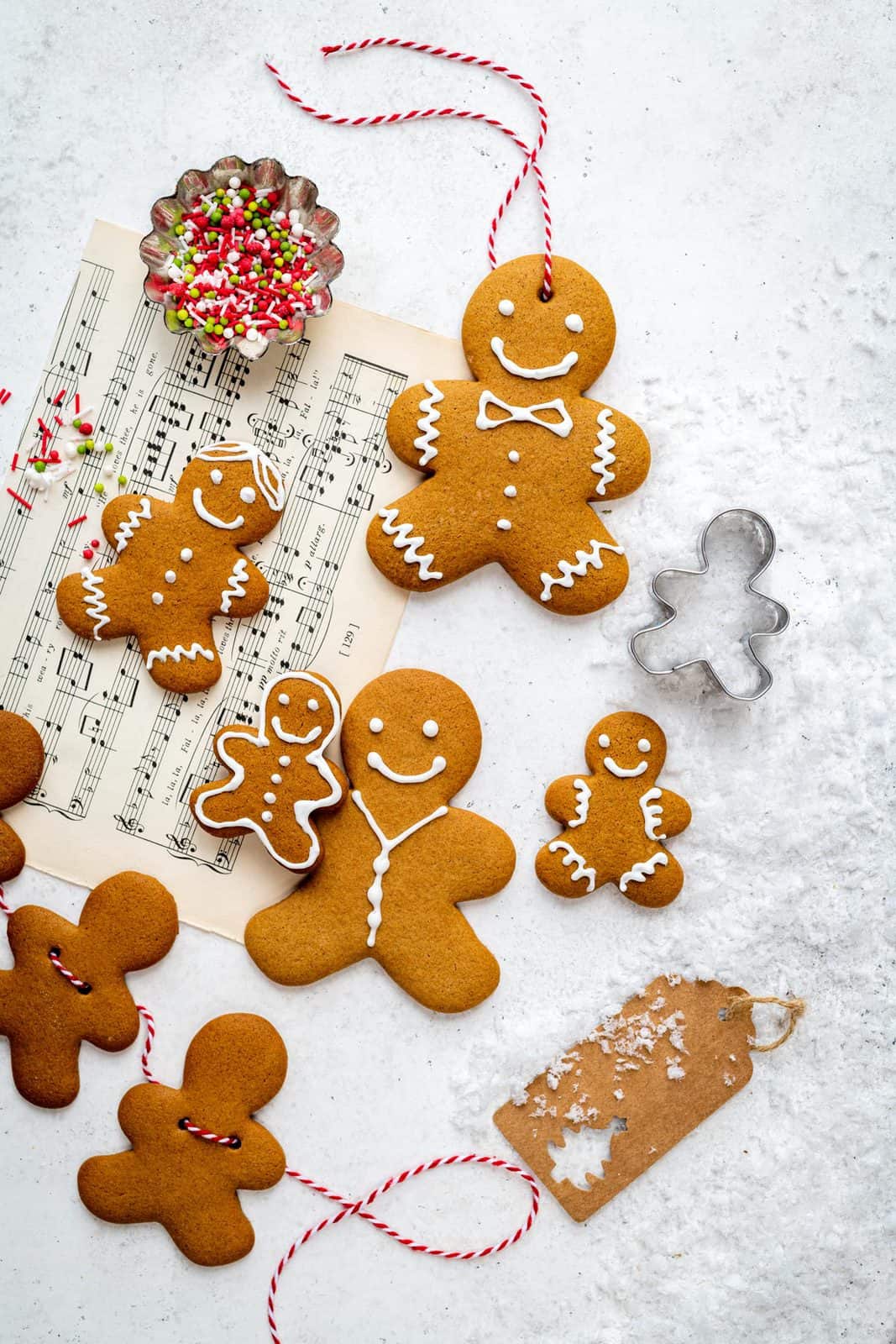 decorated gingerbread men of various sizes
