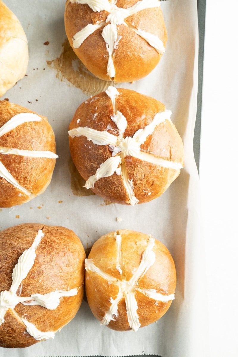 Bread rolls stuffed with cream cheese.