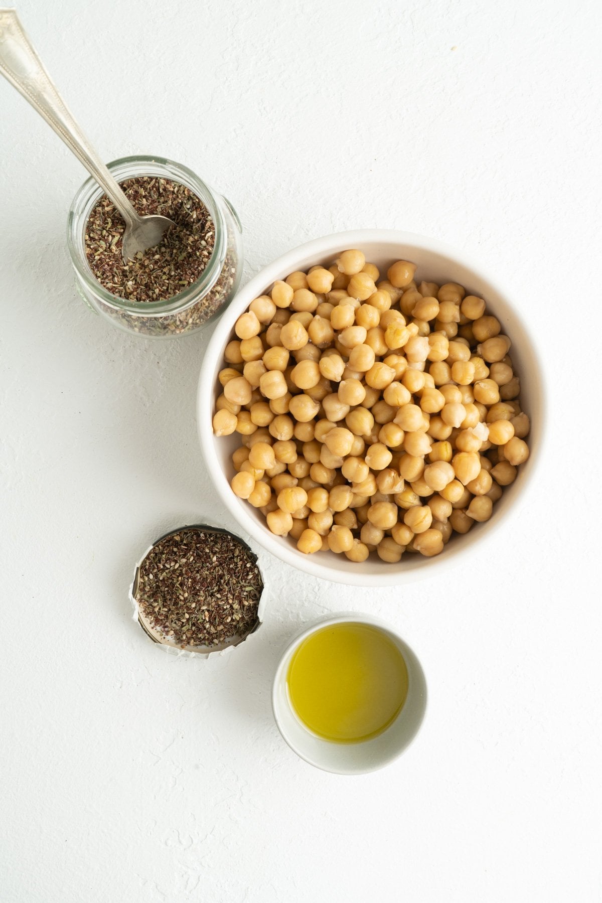 Ingredients needed for air fried chickpeas - chickpeas, zaatar spice, olive oil