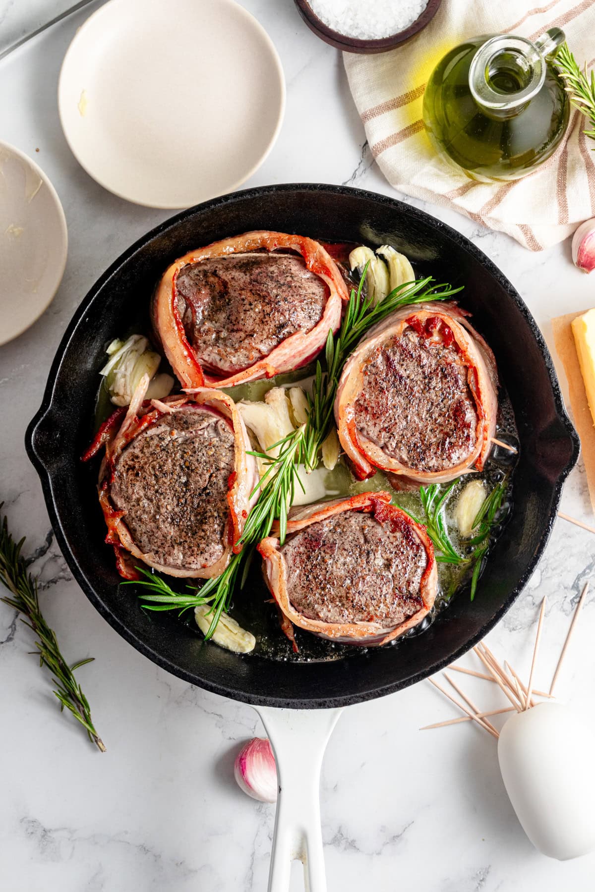 Pic showing how to make bacon wrapped filet mignon.