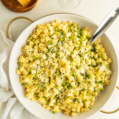 Overhead shot of a bowl of pasta e piselli.